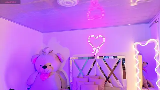 Jazmin tay online show from October 29, 11:53 am