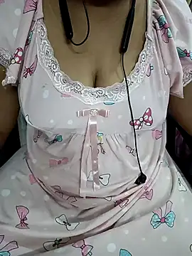 Snapshot of Yours_Radika chatting on February 4, 1:34 am Yours Radika online show from February 4, 1:34 am