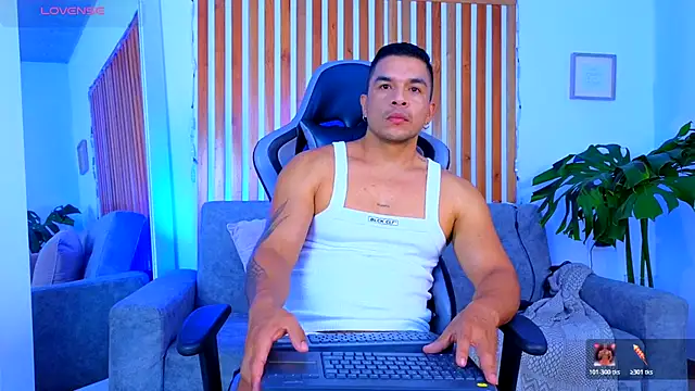 estebandelouis online show from May 26, 8:23 am