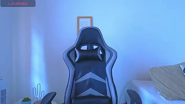 estebandelouis online show from March 22, 1:01 pm