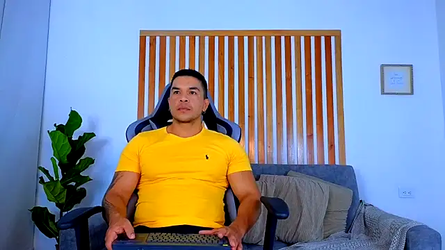 estebandelouis online show from May 12, 11:16 am