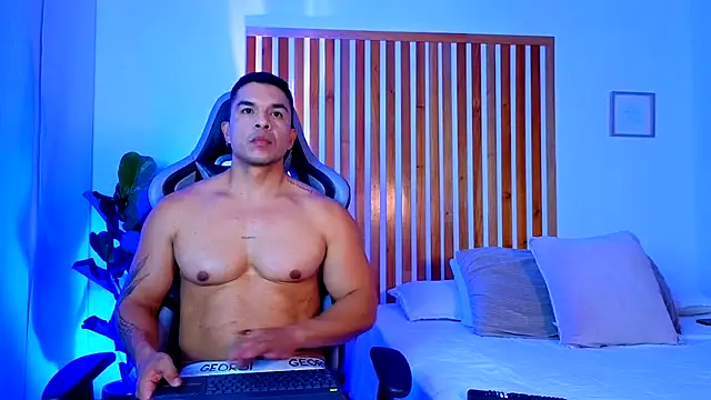estebandelouis online show from May 10, 2:15 am
