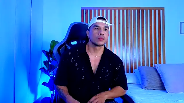estebandelouis online show from May 9, 12:47 am