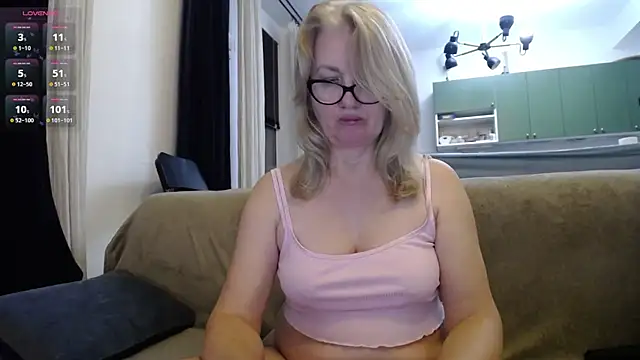 Snapshot of Blond_Woman chatting on February 9, 9:49 pm Blond Woman online show from February 9, 9:49 pm