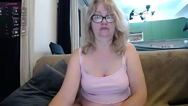Snapshot of Blond_Woman chatting on February 6, 10:00 pm Blond Woman online show from February 6, 10:00 pm