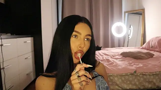 IvyKaelani online show from April 3, 12:00 pm