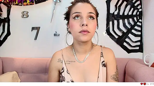 Snapshot of 1Sloppy_Fox4 chatting on October 25, 12:43 am 1Sloppy Fox4 online show from October 25, 12:43 am