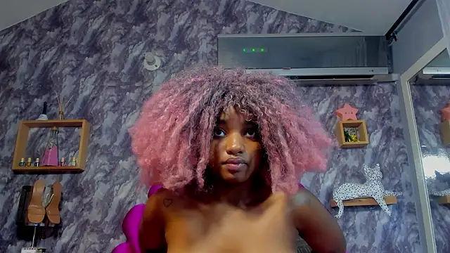 Snapshot of EMMAPARISS chatting on February 9, 11:52 am EMMAPARISS online show from February 9, 11:52 am