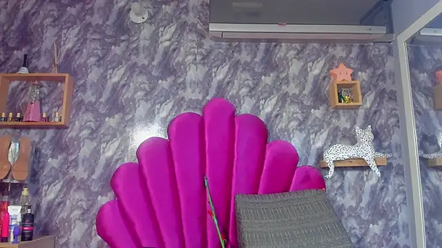 Snapshot of EMMAPARISS chatting on December 19, 12:07 pm EMMAPARISS online show from December 19, 12:07 pm