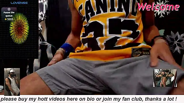 Snapshot of MikeRose94 chatting on April 3, 6:47 pm MikeRose94 online show from April 3, 6:47 pm