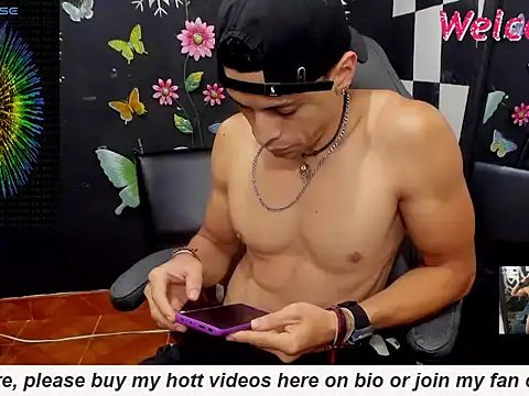 Snapshot of MikeRose94 chatting on February 7, 2:58 pm MikeRose94 online show from February 7, 2:58 pm