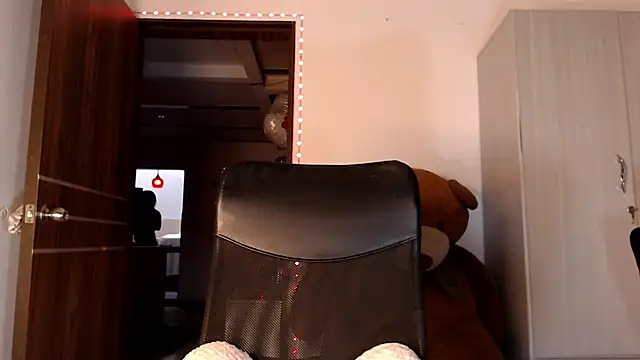 mistressbigcock777 online show from May 3, 12:31 pm