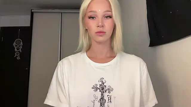 Snapshot of ur_molly chatting on June 19, 12:44 pm ur molly online show from June 19, 12:44 pm