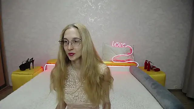 Snapshot of KlaryBrait chatting on November 21, 9:30 am KlaryBrait online show from November 21, 9:30 am