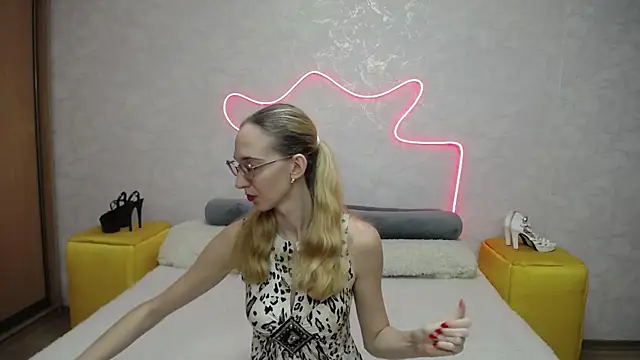 Snapshot of KlaryBrait chatting on October 15, 6:54 am KlaryBrait online show from October 15, 6:54 am