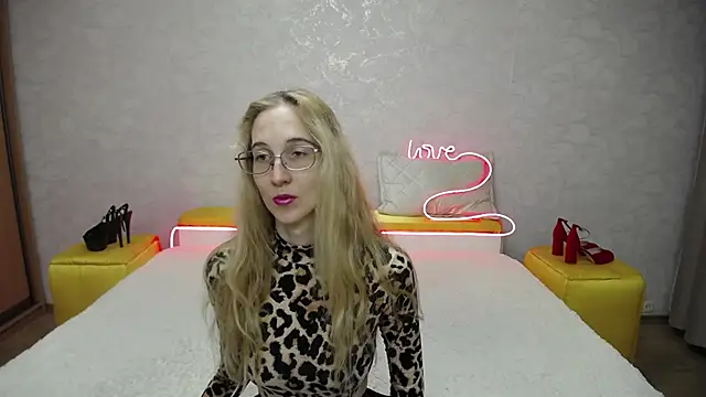 Snapshot of KlaryBrait chatting on November 23, 3:38 am KlaryBrait online show from November 23, 3:38 am