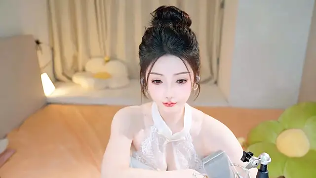 Snapshot of Eimile chatting on December 21, 6:11 pm Eimile online show from December 21, 6:11 pm