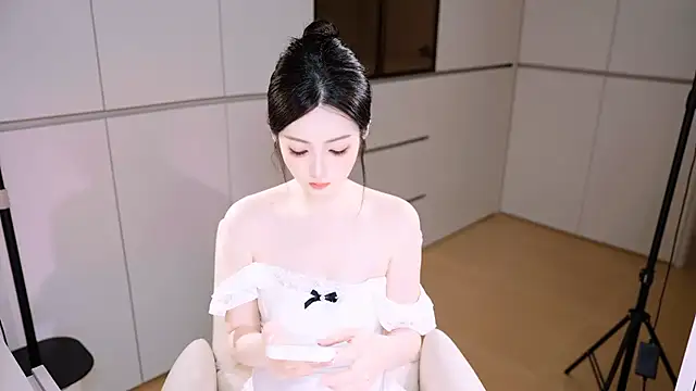 Eimile online show from April 27, 3:10 pm