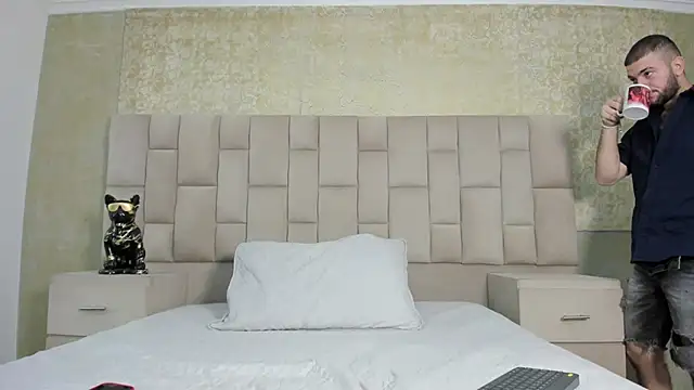 MaximusDick1  online show from October 31, 3:47 am