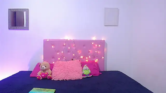 Snapshot of issa_kitty chatting on March 5, 4:45 am issa kitty online show from March 5, 4:45 am