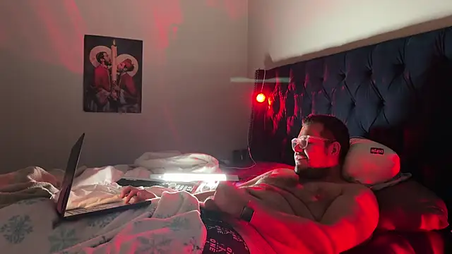 Snapshot of bearcloudcomputa chatting on December 28, 10:47 am bearcloudcomputa online show from December 28, 10:47 am