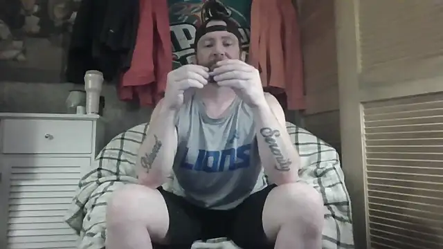 Snapshot of Edward_LongCock chatting on July 18, 5:27 am Edward LongCock online show from July 18, 5:27 am