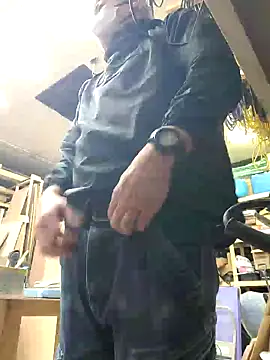 Snapshot of da--------i chatting on February 19, 6:44 am da--------i online show from February 19, 6:44 am