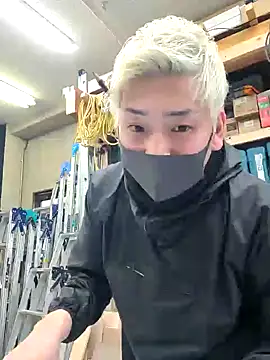 Snapshot of da--------i chatting on February 11, 6:51 am da--------i online show from February 11, 6:51 am