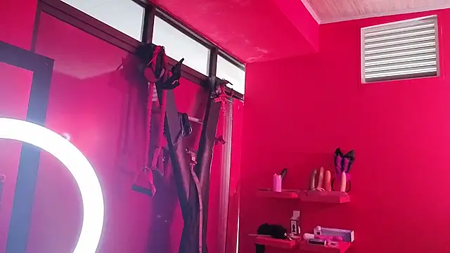 Ambar Roux  online show from March 7, 12:54 pm