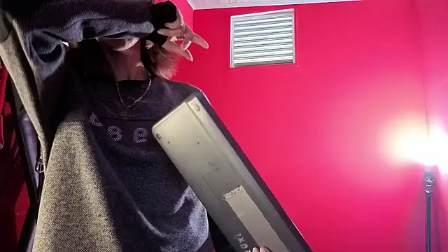 Ambar Roux  online show from March 6, 12:44 pm