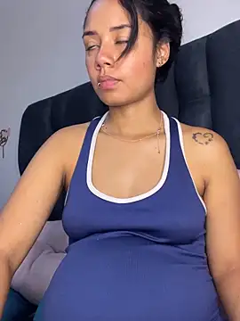 Snapshot of _Luana chatting on February 3, 3:28 pm Luana online show from February 3, 3:28 pm