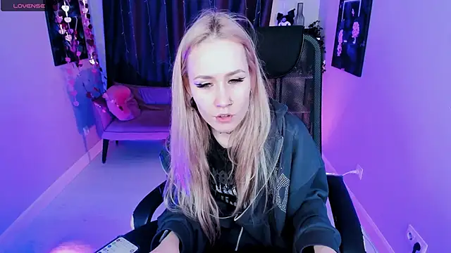 Snapshot of Bunny__of_love chatting on February 12, 1:37 pm Bunny of love online show from February 12, 1:37 pm
