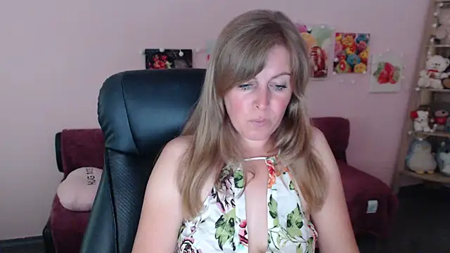 Hot Milady online show from June 18, 7:40 am