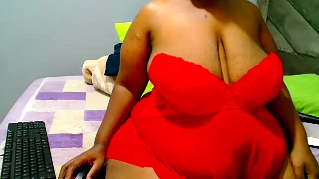 Snapshot of Hips2seyy86 chatting on October 16, 9:34 pm Hips2seyy86 online show from October 16, 9:34 pm