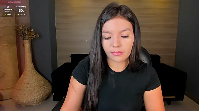 Snapshot of ValeriaRoldanX chatting on April 22, 10:33 am ValeriaRoldanX online show from April 22, 10:33 am