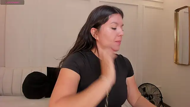 Snapshot of ValeriaRoldanX chatting on June 20, 11:37 am ValeriaRoldanX online show from June 20, 11:37 am