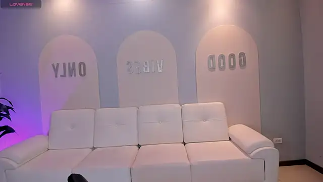 Snapshot of ValeriaRoldanX chatting on April 19, 10:27 am ValeriaRoldanX online show from April 19, 10:27 am