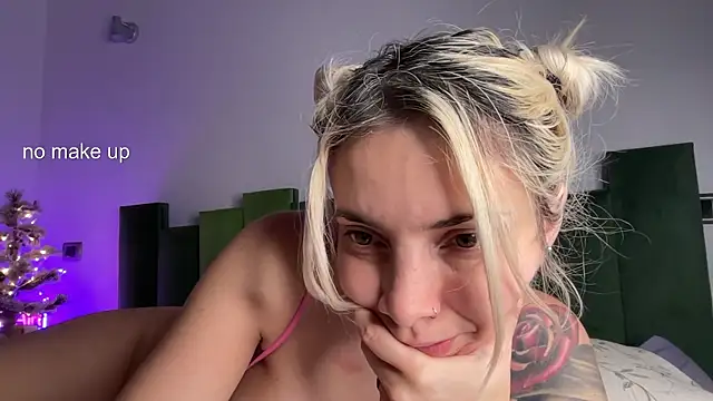 Snapshot of daddyspixxie420 chatting on December 13, 4:43 am daddyspixxie420 online show from December 13, 4:43 am