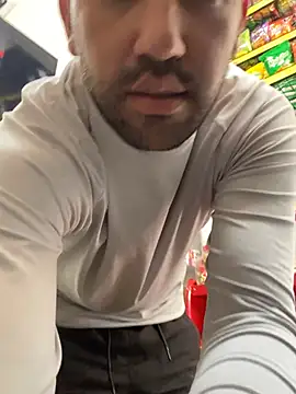 JuanZapata33 online show from April 28, 3:49 pm