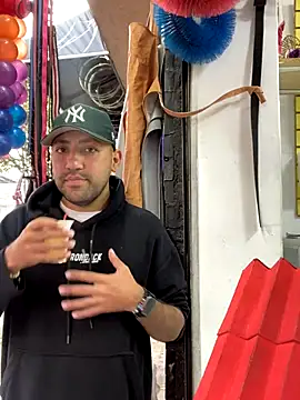 Snapshot of JuanZapata33 chatting on November 4, 9:40 pm JuanZapata33 online show from November 4, 9:40 pm