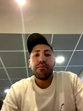 Snapshot of JuanZapata33 chatting on December 5, 8:28 pm JuanZapata33 online show from December 5, 8:28 pm