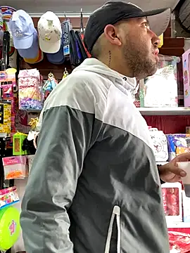 JuanZapata33 online show from December 20, 8:55 pm