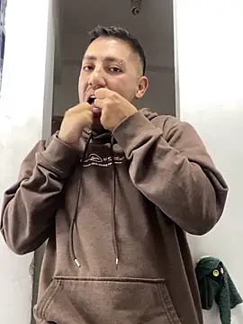 Snapshot of JuanZapata33 chatting on November 18, 9:07 pm JuanZapata33 online show from November 18, 9:07 pm