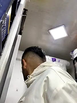 Snapshot of JuanZapata33 chatting on November 16, 10:13 pm JuanZapata33 online show from November 16, 10:13 pm