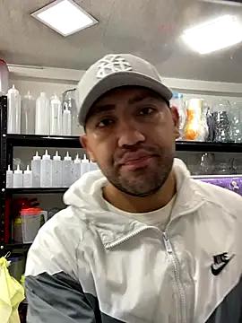 Snapshot of JuanZapata33 chatting on November 25, 7:25 pm JuanZapata33 online show from November 25, 7:25 pm