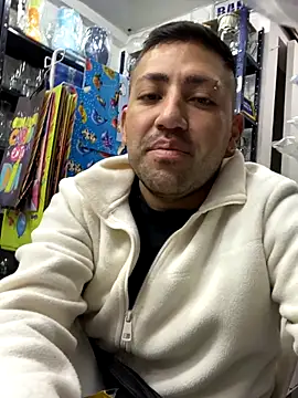 Snapshot of JuanZapata33 chatting on November 5, 10:13 pm JuanZapata33 online show from November 5, 10:13 pm