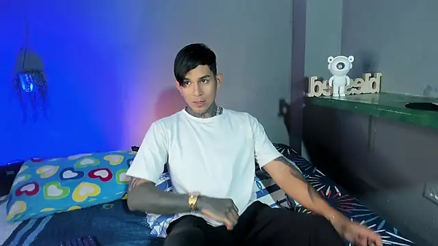 Travistanner 28 online show from September 8, 11:15 pm