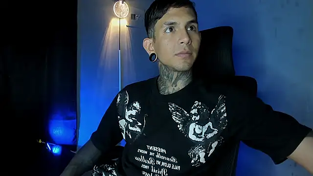 Travistanner 28 online show from May 29, 6:47 pm