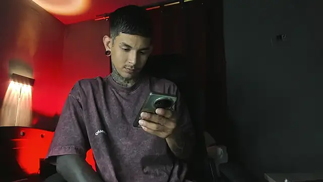 Travistanner 28 online show from April 4, 3:46 am