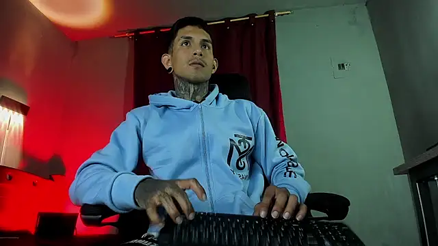 Travistanner 28 online show from March 30, 4:03 am